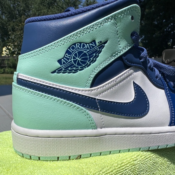 Size 9.5 - Nike Air Jordan 1 Mid Mystic Mens Navy Mint White Sneaker 554724-413 - Picture 8 of 16